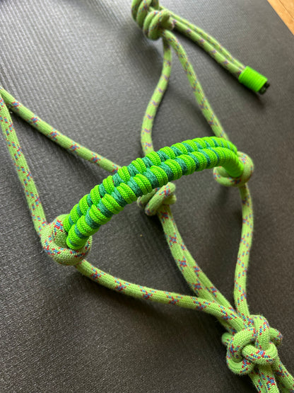 Licol prêt à partir – Tressage Storm – Vert/Rouge – Double Poney